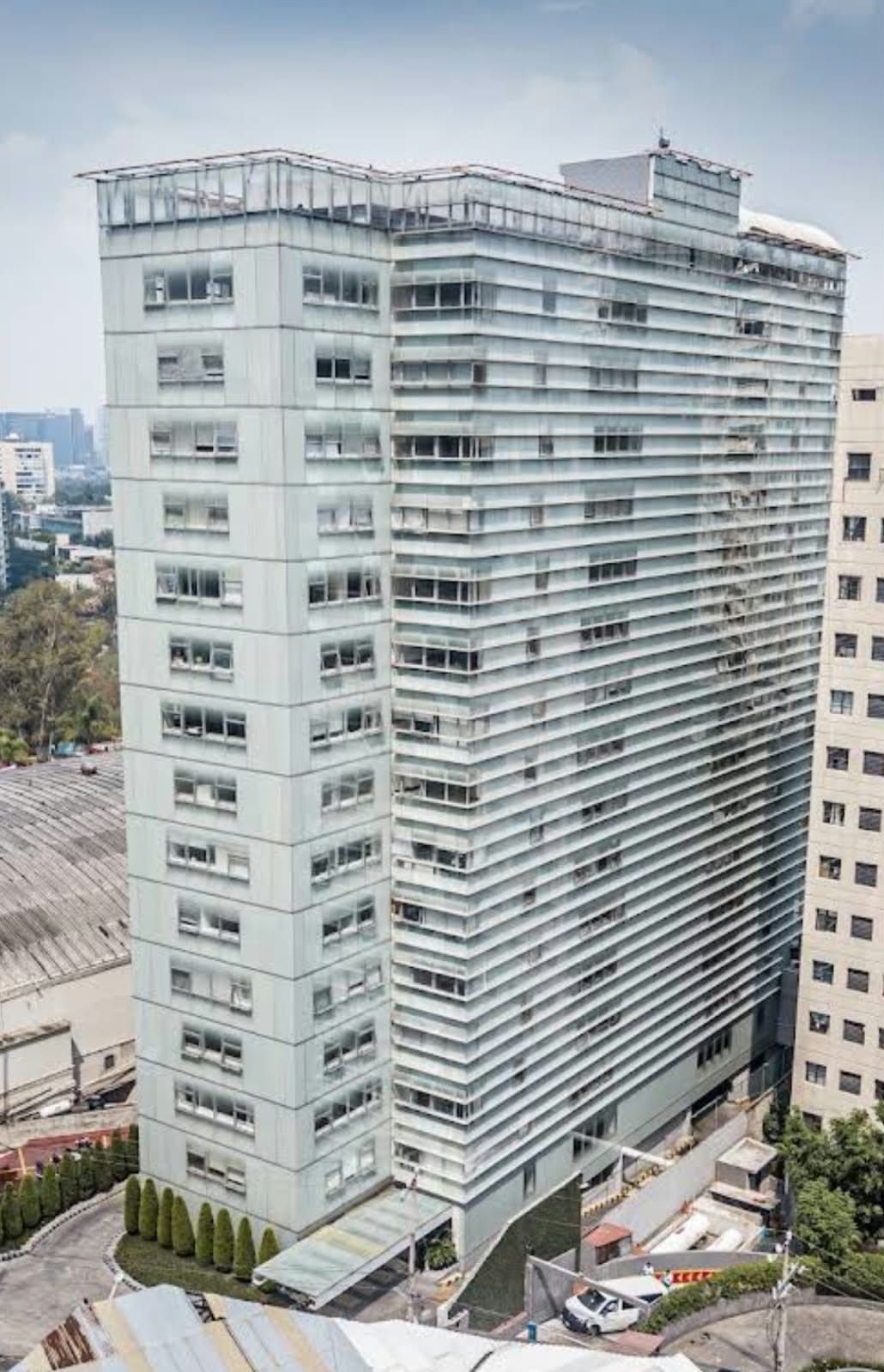 Vista general del edificio Corporativo Pirámides 16
